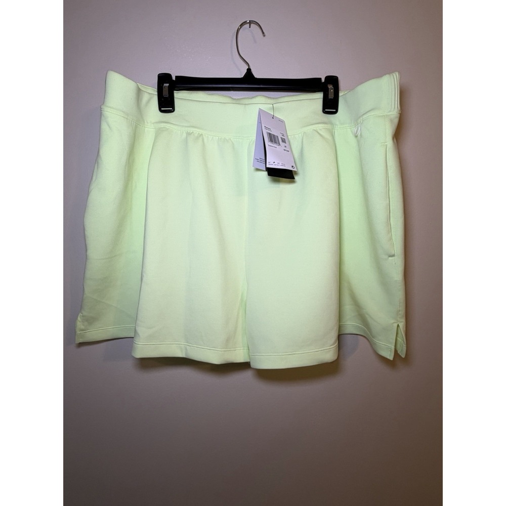 Nike Womens Size 2XL Green 24.7 ImpossiblySoft Dri‎ Fit Athletic Shorts